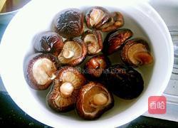 香菇焖鸡翅的做法图解2