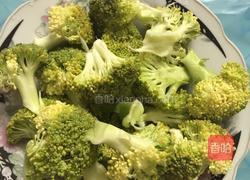 西兰花炒腊肉的做法图解1