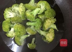 西兰花炒腊肉的做法图解4