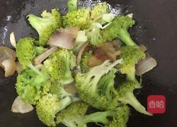 西兰花炒腊肉的做法图解6