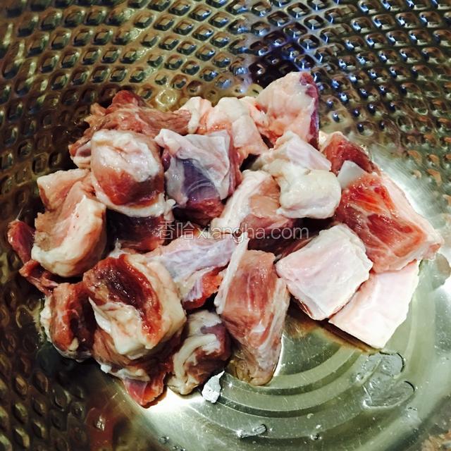 将牛肉块洗净、浸去血水。