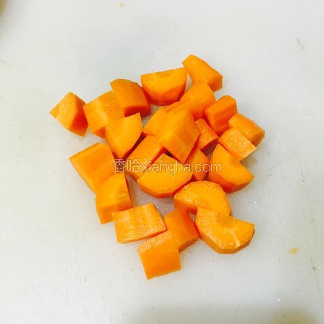 胡萝卜切成小块。