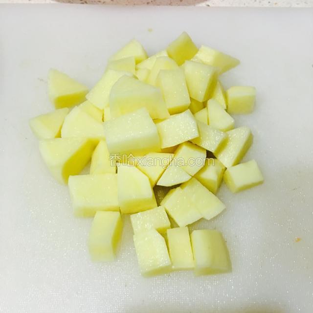 土豆切成小块。