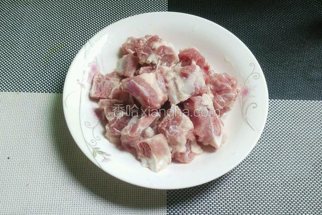 排骨砍小块洗干净。