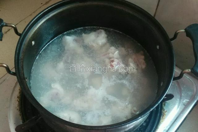 放进开水了煮一下，去下血水。
