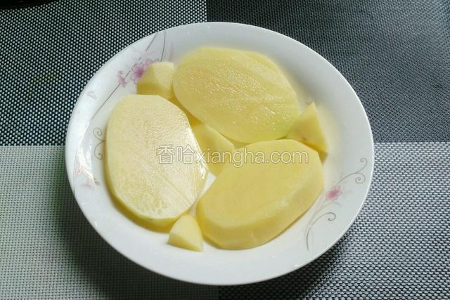 土豆去皮切块片，摆好在碟里。