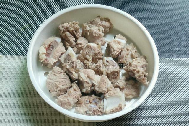 去好血水的排骨沥干水分。