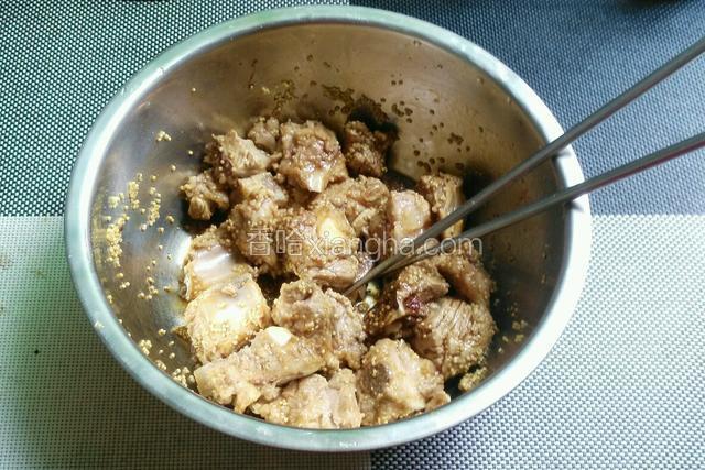 搅拌好的排骨。