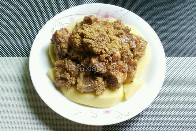 将排骨一块块码在土豆片上。