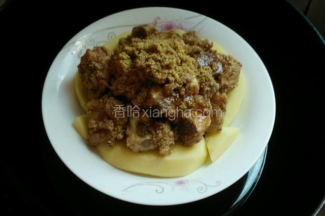 隔水放进锅里大火烧开，改中小火蒸40分钟。