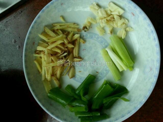 再把蒜头切沫，葱切段，葱头葱尾分开放，姜切条备用