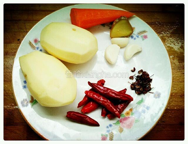 准备食材，土豆，胡萝卜削皮