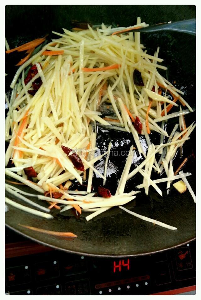 加入控水后的土豆丝，火可适当加大一档。