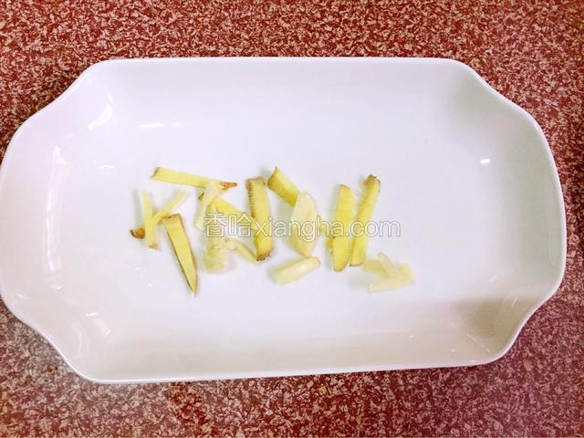 先在盘底铺垫一层姜丝和蒜末