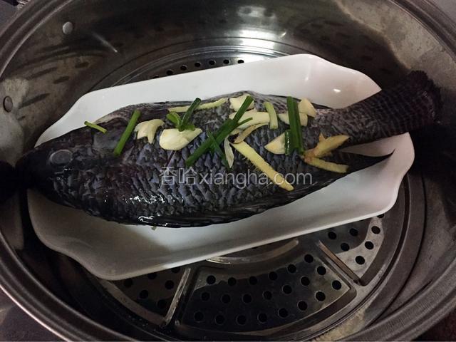 锅中烧开水，上锅蒸20分钟