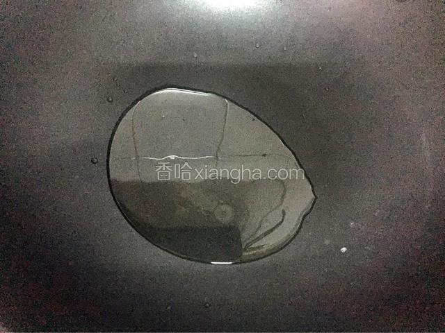 锅中倒入适量的油烧热后浇倒在鱼上