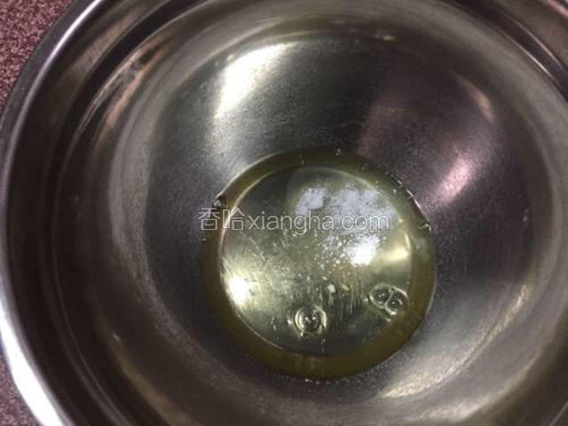 蛋白加入塔塔粉，用电动打蛋器打成粗泡