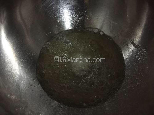 加入白糖（白糖分三次加入），打发至硬性发泡