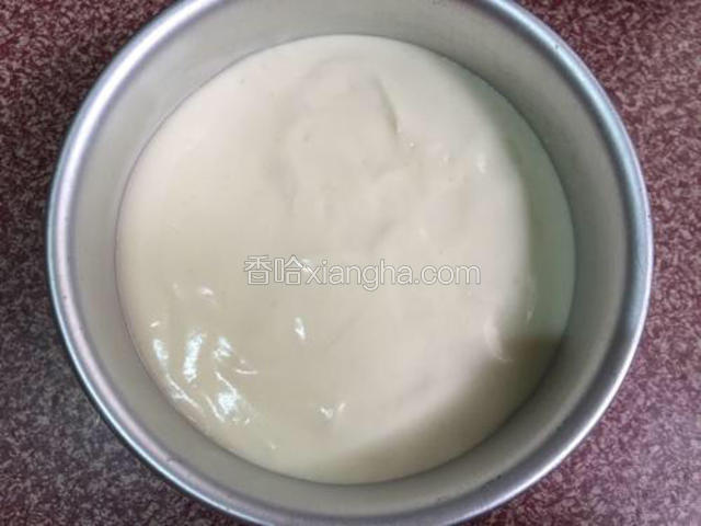 烤箱上火90度，下火150度预热，将蛋糕糊倒入六寸模具中，拿刮刀抹平表面，用手端住模具用力震几下，把大气泡震掉。