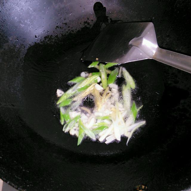 另拿一个锅，热锅凉油放葱姜蒜煸炒炒香