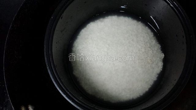 将糯米洗净。