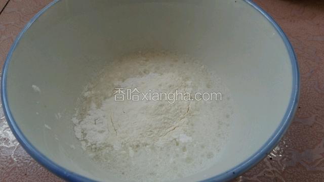 加入适量的淀粉和面粉搅拌，