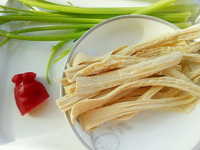 准备食材：腐竹提前五小时泡发；芹菜摘去叶子（芹菜叶可以做凉菜或直接炒到菜里）