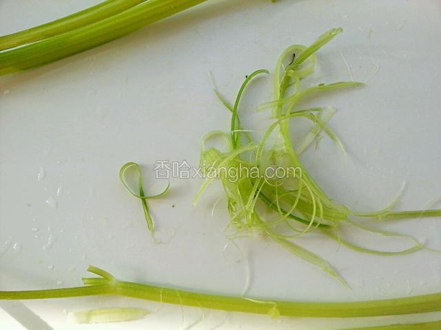 洗净的芹菜用削皮器削去外皮