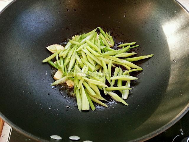 倒入芹菜翻炒均匀