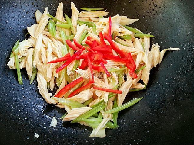 将红椒放入
