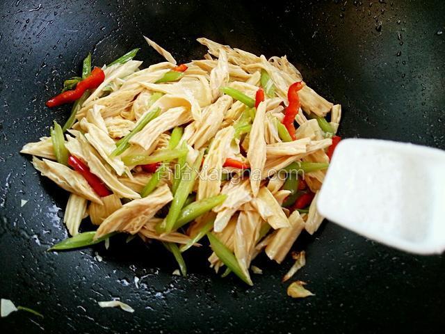 加盐调味，翻炒均匀即可