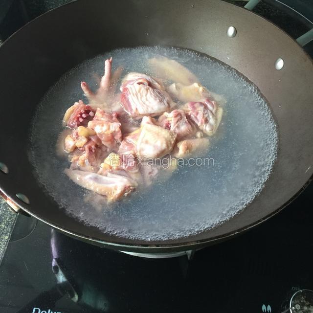 先鸡肉清洗干净，再倒入烧开的水捞一下，把血水捞出。