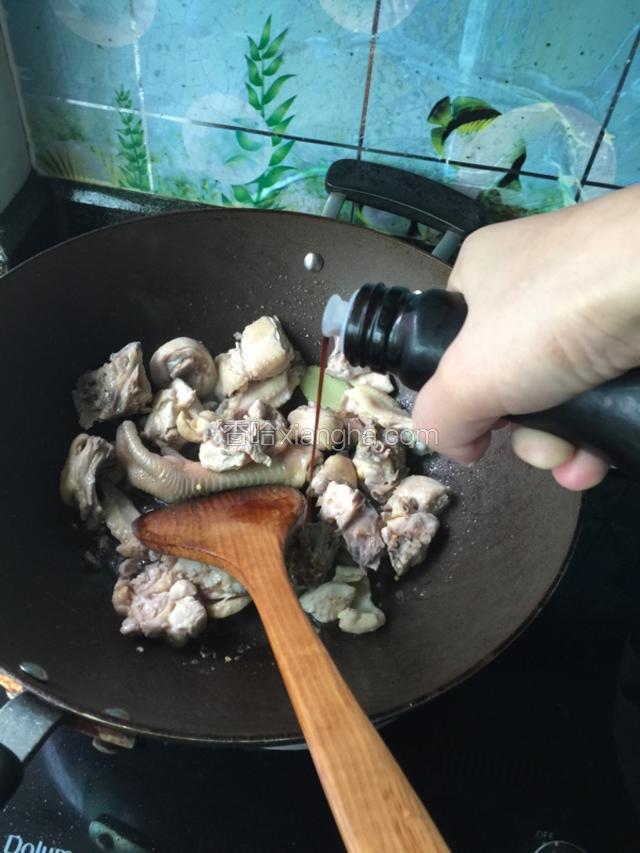 除味精外，所有备用的调料倒入翻炒一会。