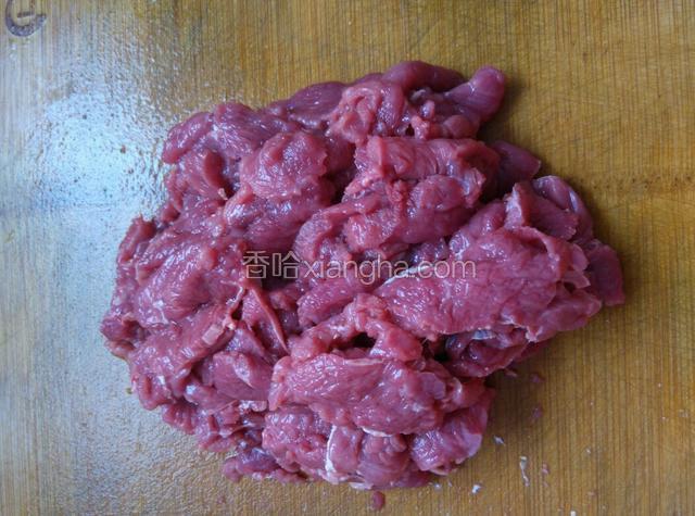 牛肉洗净，顺着横纹切片。