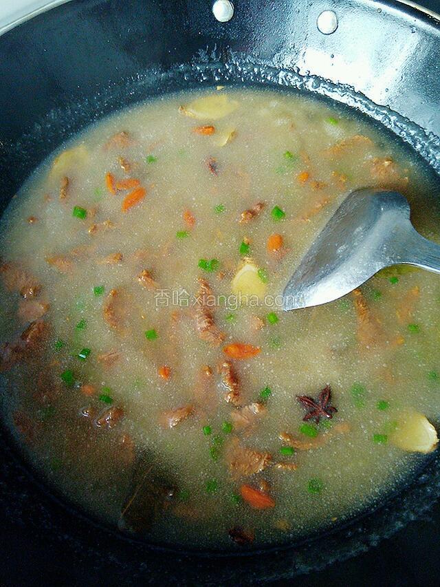 把肉片均匀投入锅里，开锅后稍微翻动，加入适量盐、味精，料酒、胡椒粉，起锅前加入葱花。