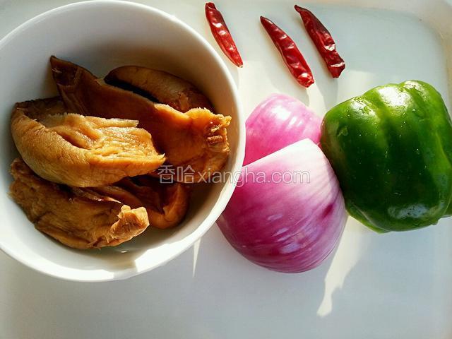 准备食材。咸菜浸泡一个小时以上，然后清洗干净