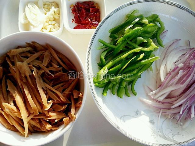 将咸菜、洋葱、青椒切丝；葱蒜切下图样；干红辣椒擦去表皮浮土，切成段