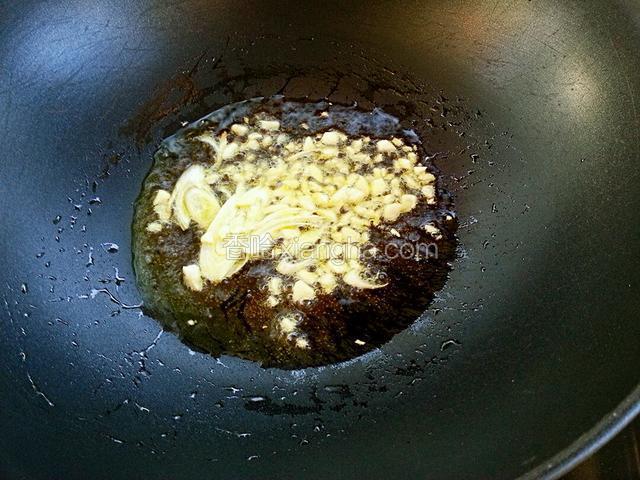 锅里油烧热，下葱蒜炒香