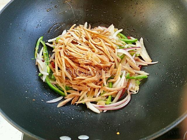 放入咸菜翻炒均匀