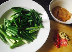 蒜苔炒鸡胸肉的做法图解3