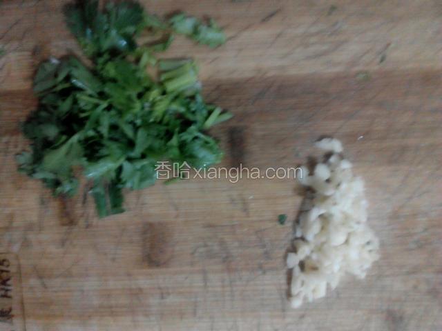 蒜剁成末，香菜切段