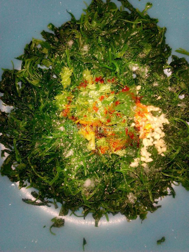 依次放入，白砂糖，味精，盐，白醋，香油，辣椒油拌均匀即可