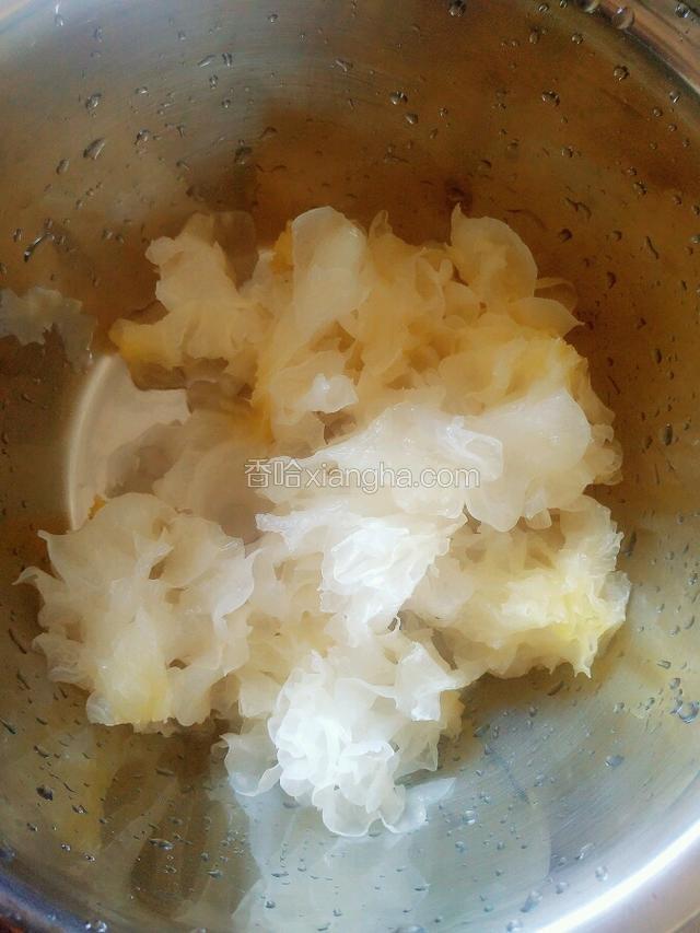 泡开后掰成一朵朵小块。