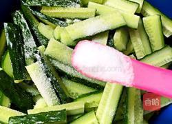 酸辣黄瓜的做法图解2