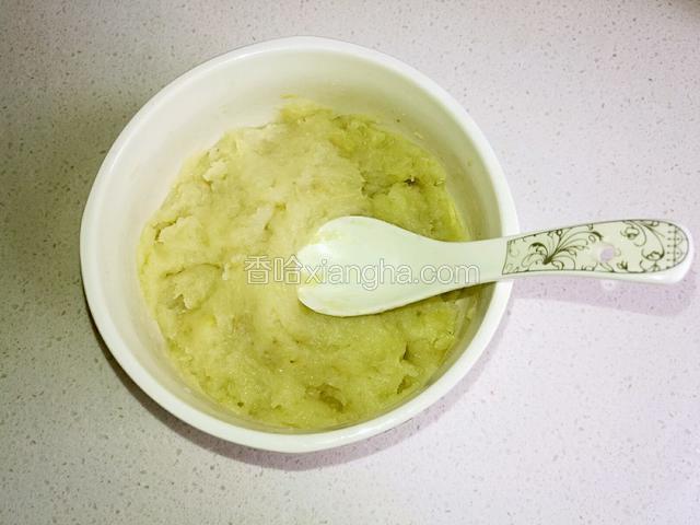 冷却到不烫手时用勺子压成土豆泥。
