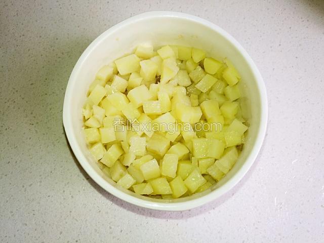 土豆蒸熟后从锅中取出。