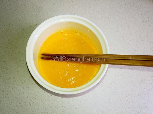 鸡蛋打在碗中，用筷子搅拌均匀。