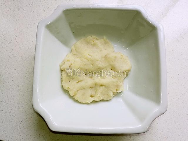 土豆泥放在大点碗中。