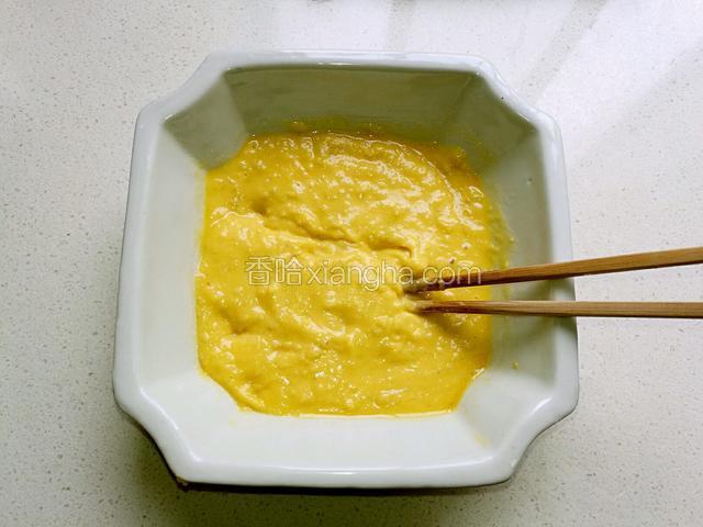 用筷子搅拌均匀。
