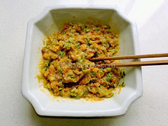 用筷子搅拌均匀。